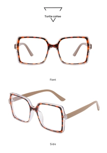 Vues de face et de profil de grandes lunettes carrées en écaille avec monture transparente
