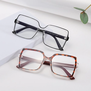 Lunettes anti-lumière bleue carrées avec montures noires et écaille au style tendance