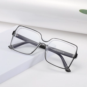 Lunettes carrées oversize tendance avec monture transparente gris et noir sur fond blanc