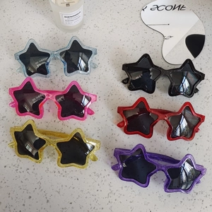 Star-shaped children's sunglasses in six colors with glitter frames and UV protection