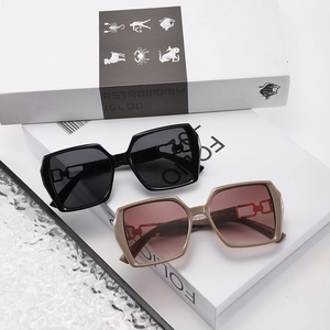 Sunglasses Oversized Square PC Frame UV400 Protection Gradient Lenses Hollow Metal Chain Temples Fashion For Women