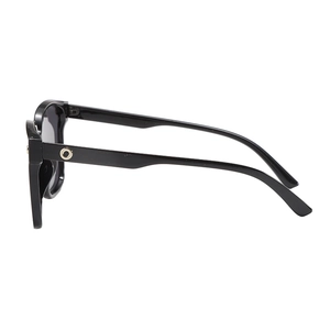 Lunettes de soleil carrées noires avec détails métalliques vue latérale élégante