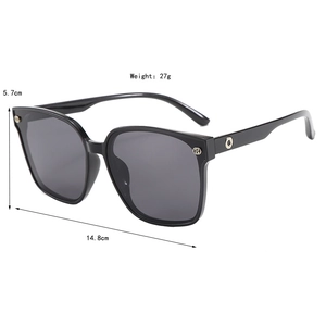 Vue détaillée de lunettes de soleil carrées oversize avec logo et dimensions