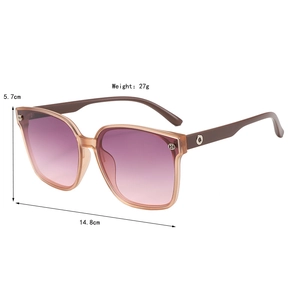 Détail de lunettes de soleil carrées oversize avec largeur 14,8cm et cadre de 27g