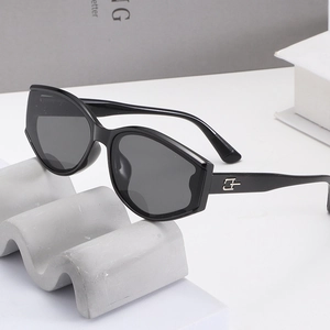 Lunettes de soleil géométriques noires avec détails argentés pour vacances à la plage