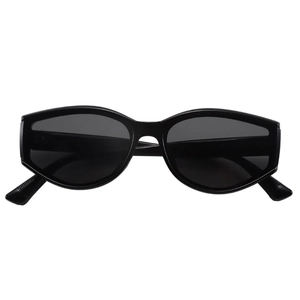 Lunettes de soleil œil-de-chat noires pour femmes avec monture surdimensionnée élégante