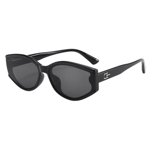 Gros plan sur des lunettes de soleil œil-de-chat noires avec logo argenté sur la branche