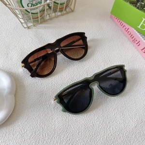 Retro oversized square sunglasses with gradient lenses and stylish gold metal accents