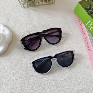 Chic vintage gradient sunglasses with square frames and golden metal accents