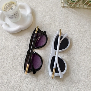 Retro square gradient sunglasses with black and white frames and golden metal temple details