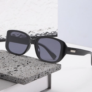 Lunettes de soleil carrées noires avec verres gris foncé et accents métalliques chics
