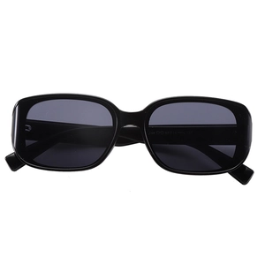 Lunettes de soleil œil-de-chat noires surdimensionnées avec verres gris et monture incurvée