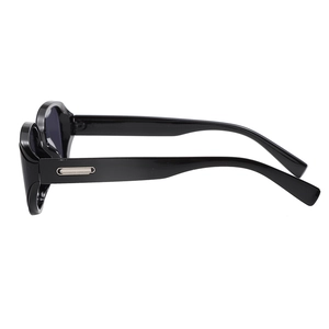 Lunettes de soleil carrées noires modernes avec accents métalliques argentés sur les branches