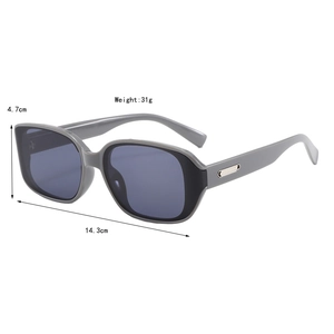 Vue détaillée des lunettes de soleil carrées enveloppantes avec dimensions 14,3 cm et 31 g