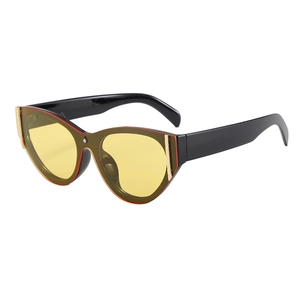 Détail de lunettes de soleil œil-de-chat, monture noire, verres jaunes et métal doré