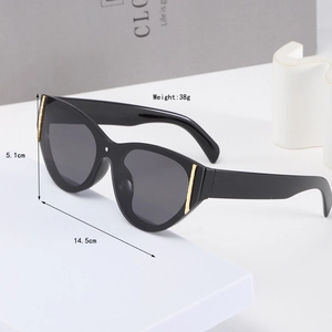 Vue détaillée des lunettes de soleil œil de chat noires avec détails dorés et dimensions