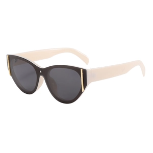 Détails de lunettes œil de chat avec branches blanches et accents métalliques dorés