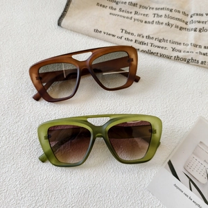 Fashionable square double-bridge sunglasses with matte finish and gradient lenses