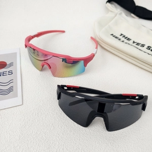 Lunettes de soleil de sport pour enfants avec verres polarisés et monture aérodynamique