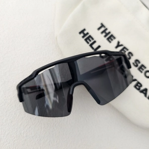 Gros plan sur les lunettes de sport cyclisme noires avec monture large et pochette