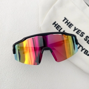 Gros plan sur lunettes de soleil de sport à dégradé coloré avec pochette en toile blanche