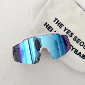 Détail de lunettes de soleil de sport blanches avec verres miroirs bleus sur tissu