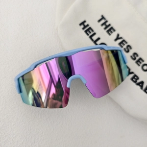 Détail de lunettes de sport bleu clair avec verres miroir roses sur surface texturée