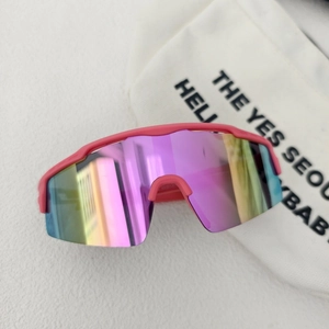 Vue de dessus de lunettes de sport pour enfants demi-cerclées roses avec écran irisant