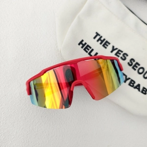 Détail de lunettes de sport rouges mates avec verres arc-en-ciel et pochette de rangement