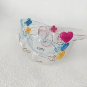 Détail de lunettes anti-lumière bleue UV400 pour enfants avec cœurs et trèfles