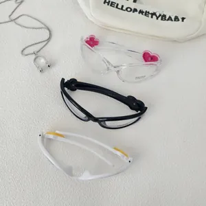 Vue détaillée des lunettes enfant avec monture fleur cœur et protection UV400 anti-bleu