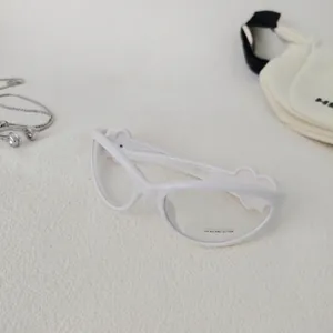 Détail de lunettes anti-lumière bleue pour enfants blanches avec branches en forme de cœur