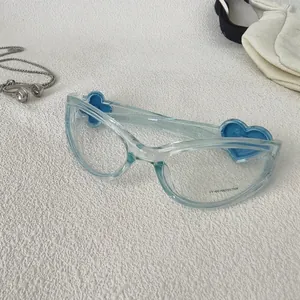 Détail de lunettes de soleil enfant bleu clair transparent avec UV400 et décor cœur