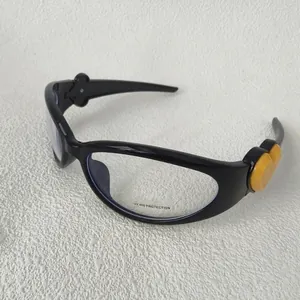 Détail de monture noire avec décor coeur jaune et sticker protection UV400 anti-lumière bleue