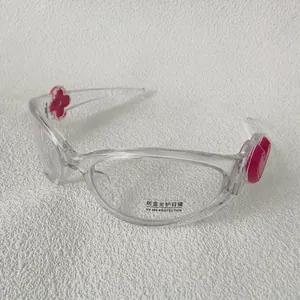 Détail de lunettes anti-lumière bleue pour enfants avec décor fleur rose, cœur et UV400