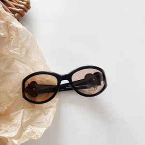Lunettes de soleil rétro ovales noires pour enfants avec verres marron clair et fleurs