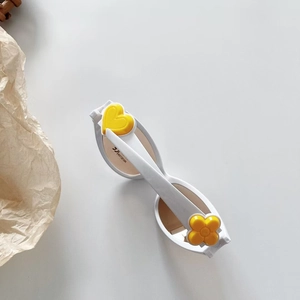 Détail du décor fleur et cœur sur lunettes de soleil enfant avec marquage anti-UV