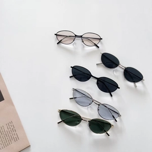 Lunettes de soleil enfant monture ovale métal en plusieurs couleurs sur blanc