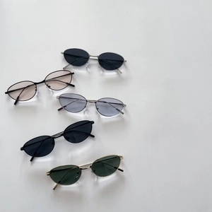 Lunettes de soleil rétro ovales en métal pour enfants en plusieurs coloris sur gris
