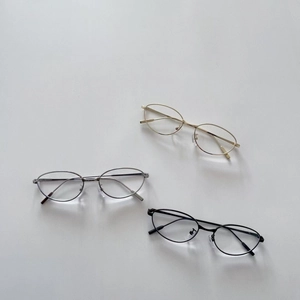 Lunettes de soleil enfant en métal doré, argent et noir avec montures minimalistes