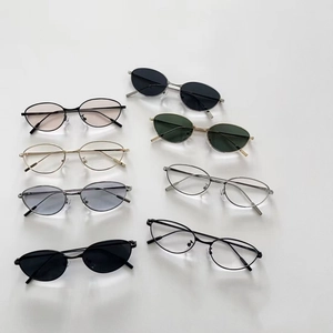 Plusieurs lunettes de soleil ovales en métal pour enfants en noir argent et or