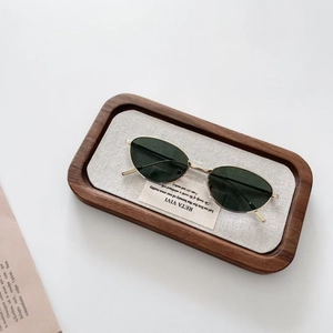 Gros plan de lunettes de soleil rétro pour enfants avec verres verts et monture dorée