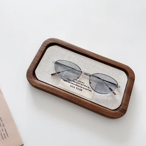 Vue détaillée des lunettes de soleil ovales en métal argenté avec verres bleu clair