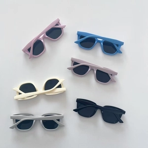 Occhiali da sole quadrati alla moda per bambini in vari colori pastello per l'estate