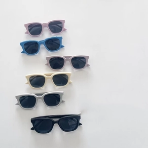 Occhiali da sole quadrati per bambini in rosa blu viola crema grigio e nero su bianco