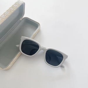 Occhiali da sole squadrati minimalisti per bambini grigio chiaro con custodia rigida tessuta