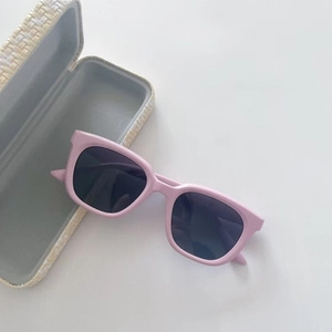 Occhiali da sole quadrati rosa per bambini con lenti grigio scuro e custodia rigida