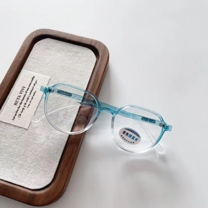 Dettaglio occhiali bimbo trasparenti blu con lenti anti-luce blu e fotocromatiche polarizzate