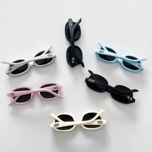 Polarized kids silicone sunglasses with thick oval frames and metallic BB temple logo
