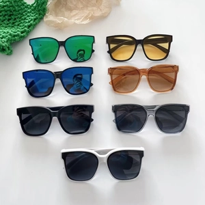 Trendige eckige Kinder-Sonnenbrille mit UV-Schutz in bunten Farben für Jungen und Mädchen